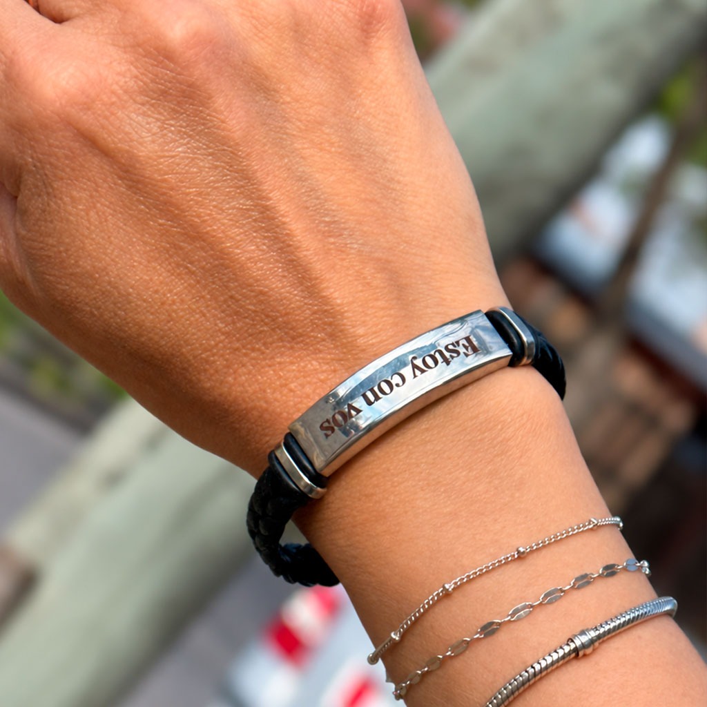 Detalle de la pulsera Estoy con vos sostenida entre las manos